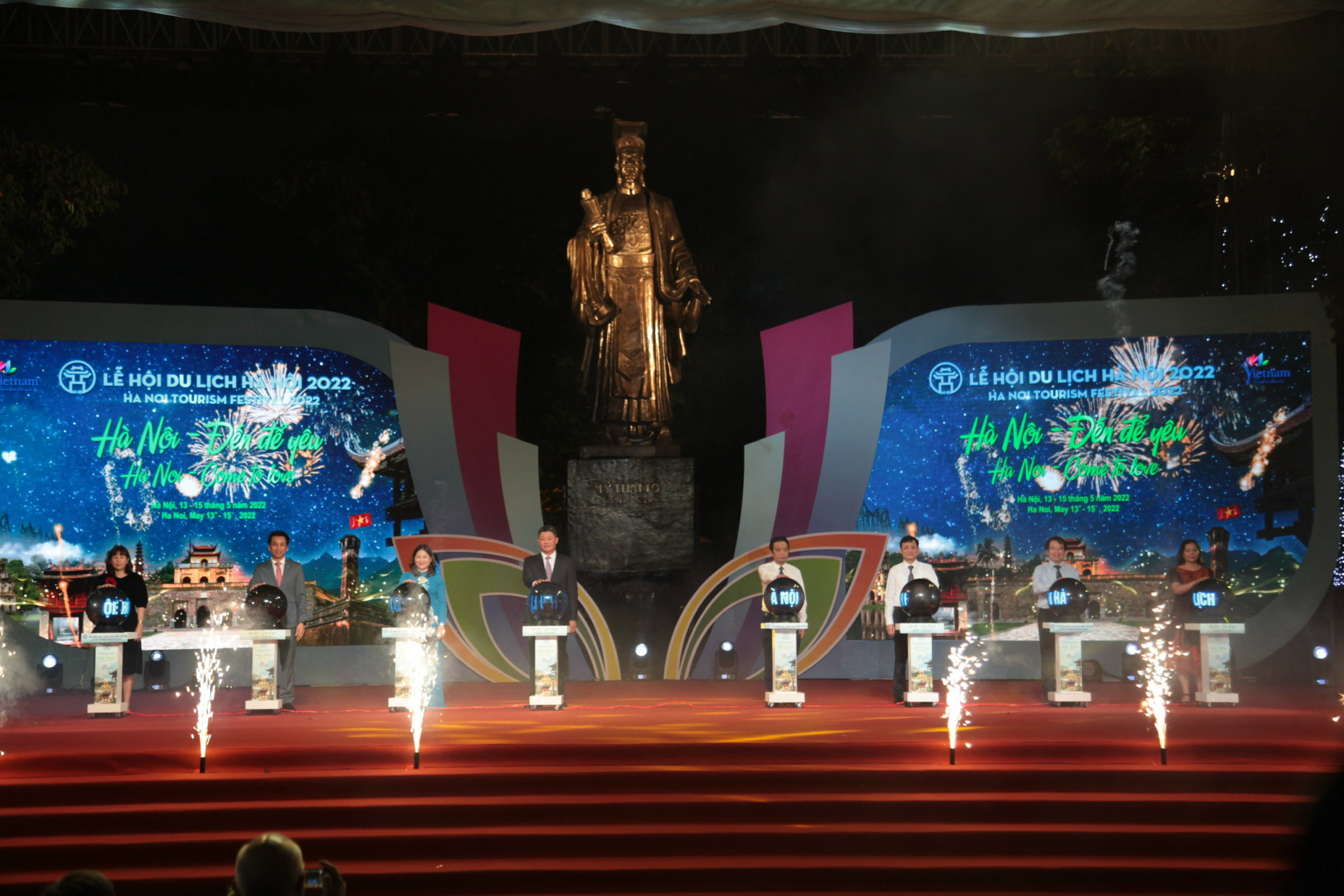 Các đại biểu bấm nút khai mạc Lễ hội Du lịch Hà Nội 2022